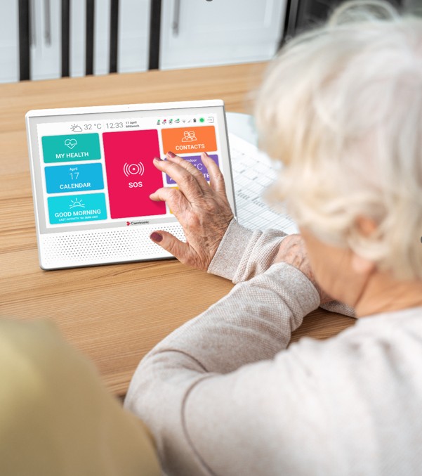 Senior utilisant la tablette de téléassistance HomeTab à domicile